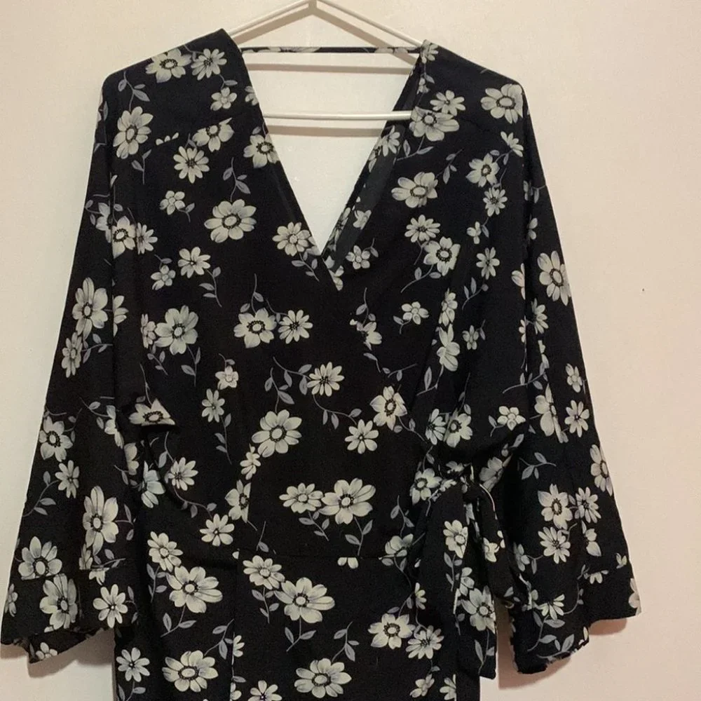 𝅺LIBERTY Floral wrap dress bell sleeves - Picture 5 of 6